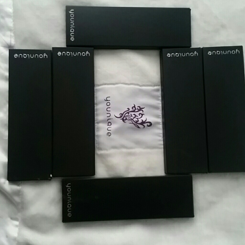 Younique  quad palettes price is per palette